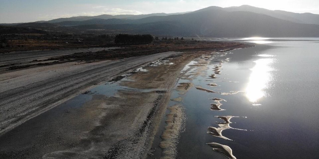 Su Seviyesi Azalan Salda Gölü’nde Küçük Adacıklar Oluştu