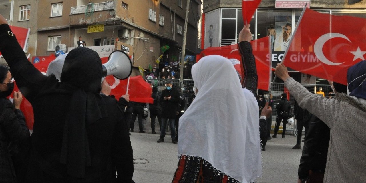 Hdp’liler Acılı Annelere Taş Fırlattı