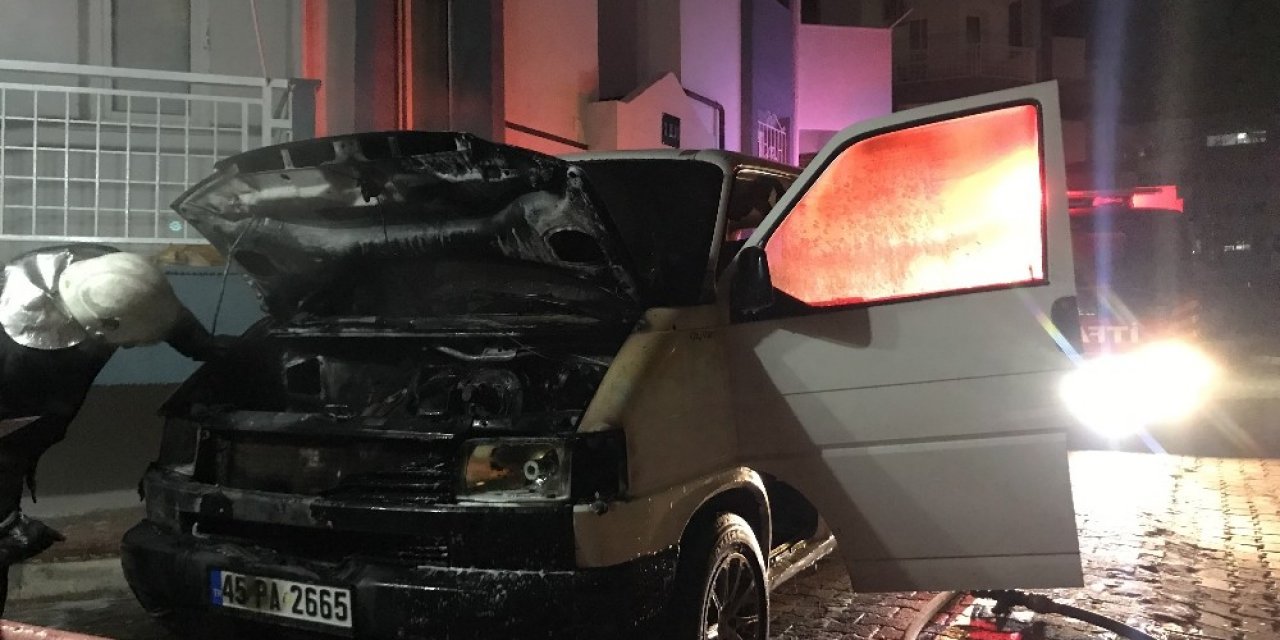 Bir Gün Önce Tamir Ettirdiği Kamyoneti Yandı