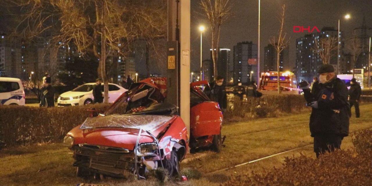Otomobil Tramvay Yoluna Girerek Elektrik Direğine Çarptı: 2 Ölü, 1 Yaralı