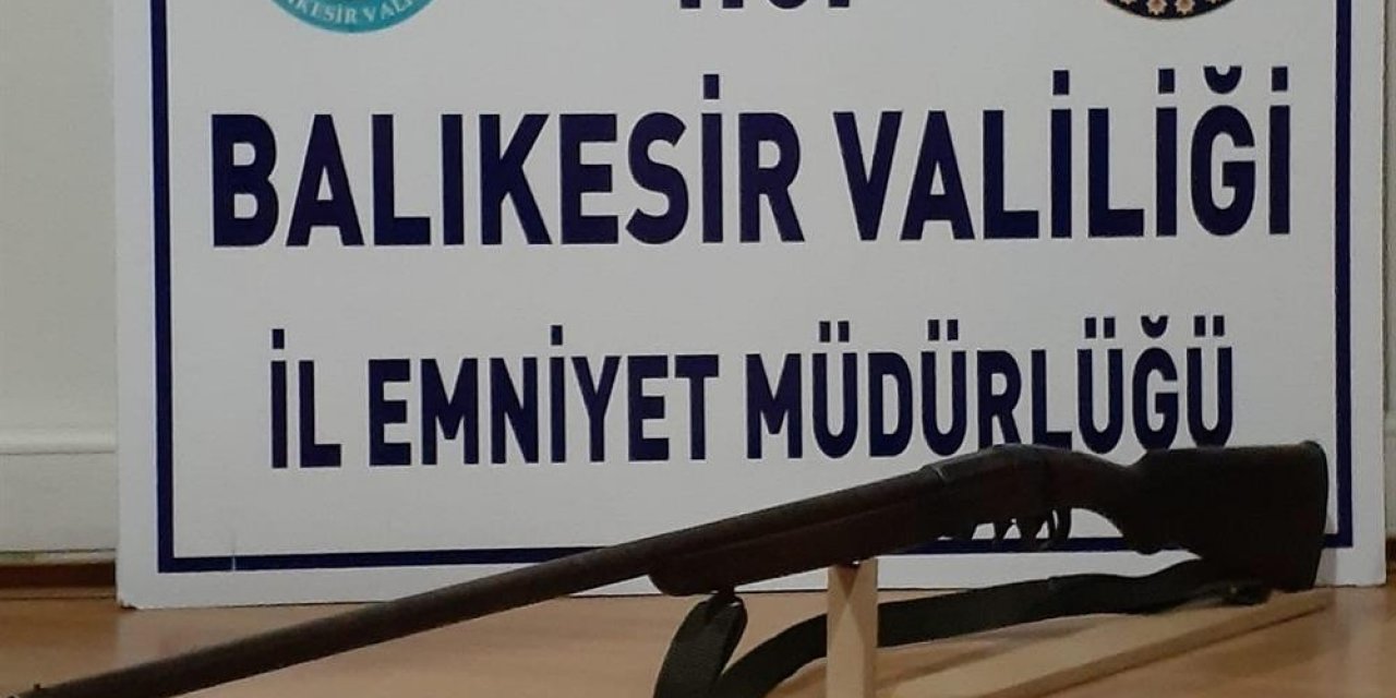 Balıkesir’de Polis 6 Aranan Şahsı Yakalarken, 9 Silah Ele Geçirdi