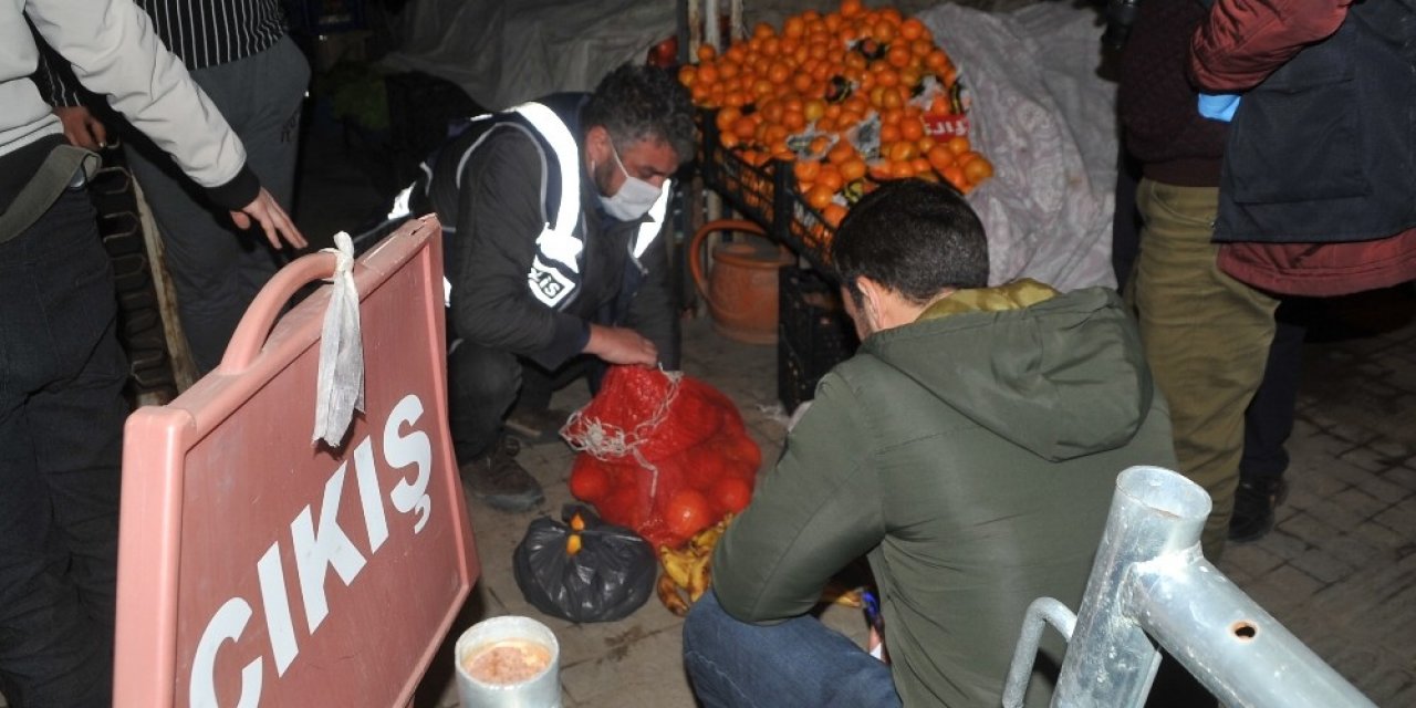 Çaldıkları Meyveleri Yiyemeden Yakalandılar