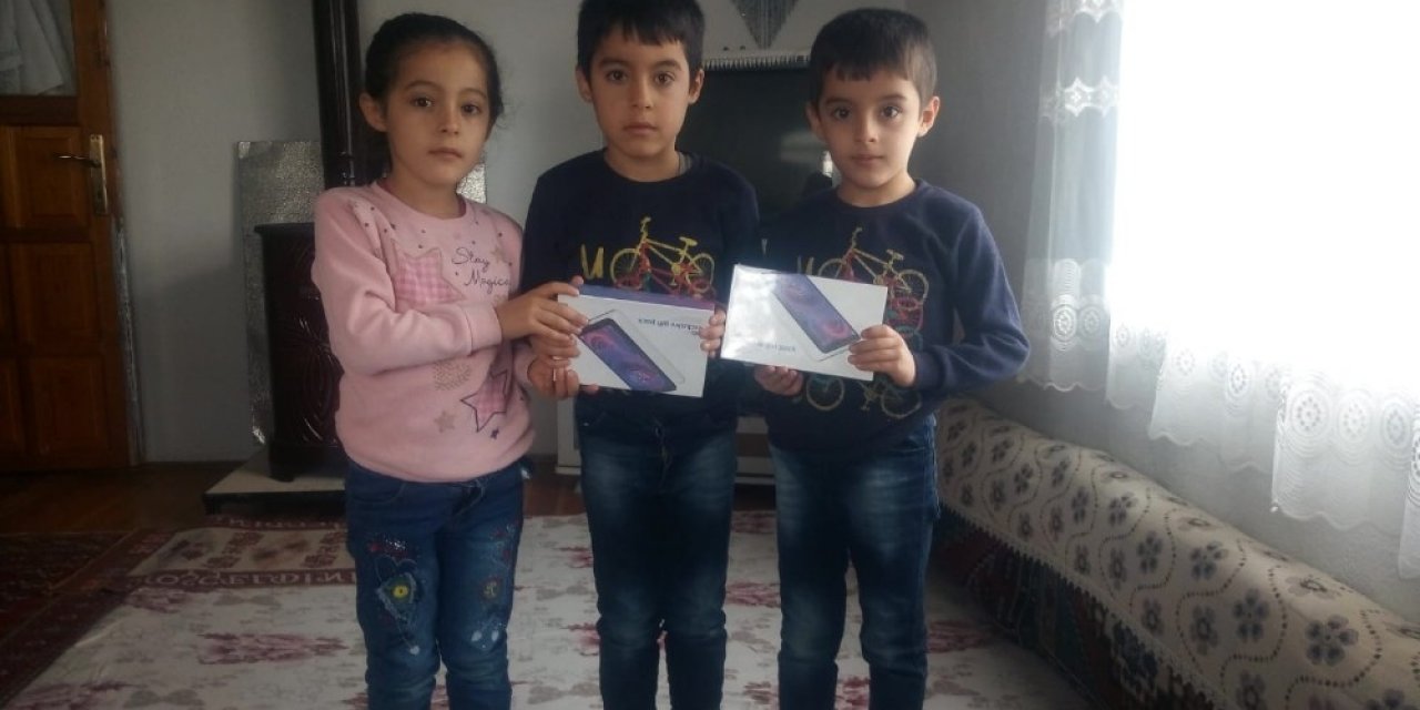 ’kutu Kutu Pense’ Oynayarak Tablet İsteyen Üçüzlerin Hayali Gerçekleşti
