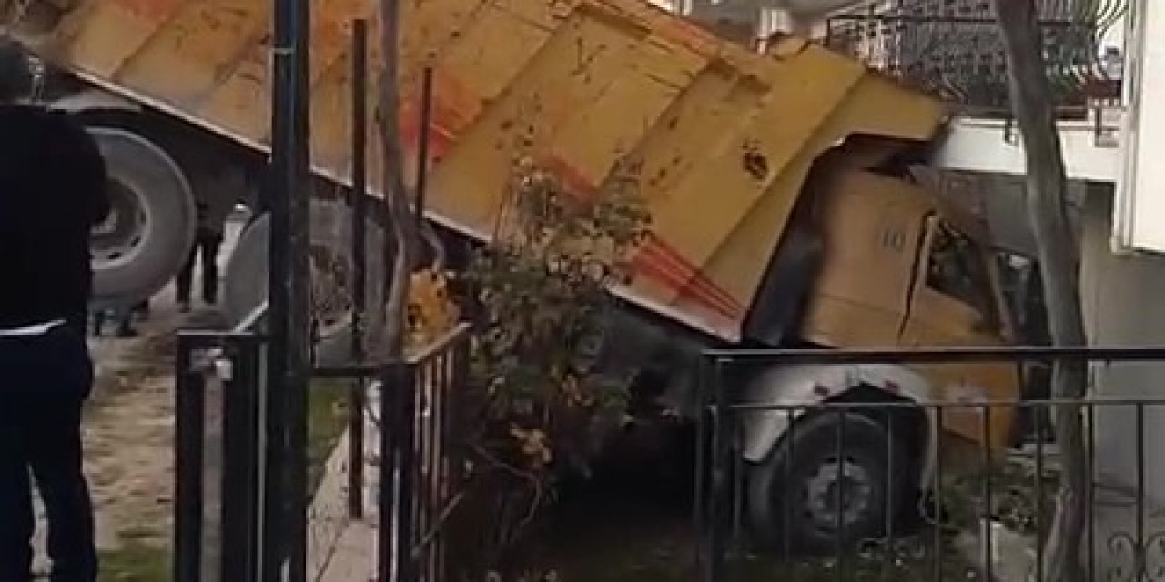 Freni Boşalan Hafriyat Kamyonu Ev Ve Yol Arasında Asılı Kaldı