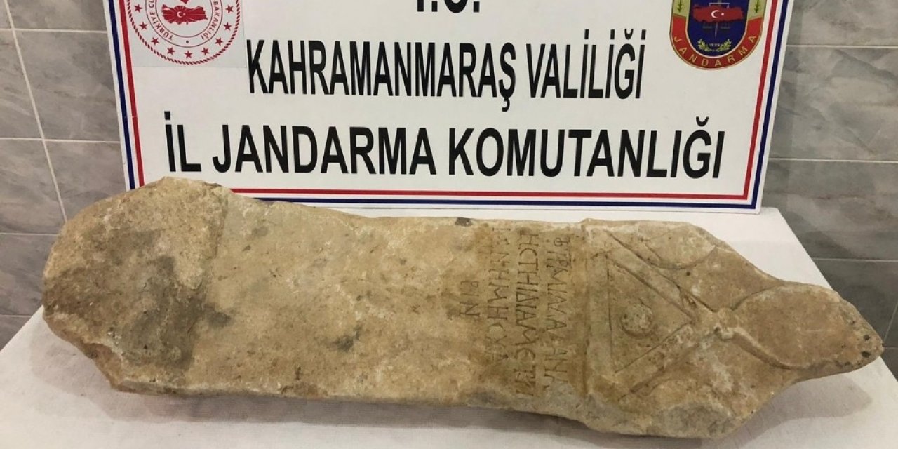 Roma Dönemine Ait Mezar Stelini Satmaya Götürürken Yakalandı