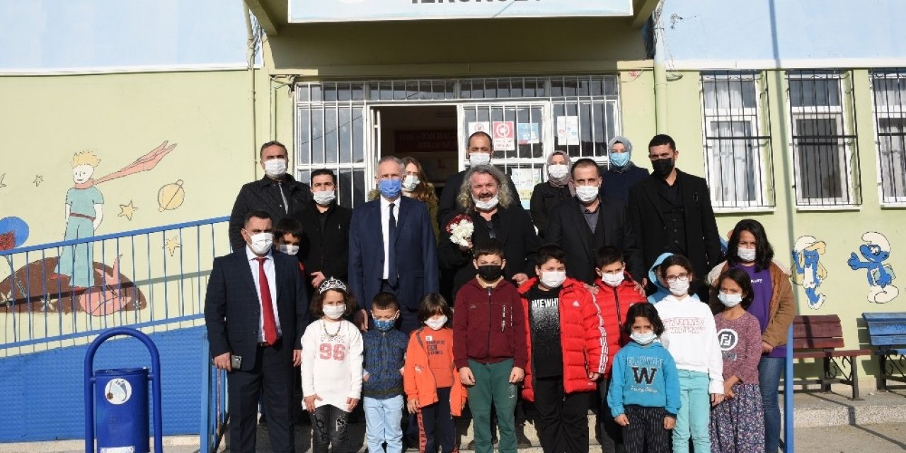 Köy Okullarına Giyim Ve Kırtasiye Desteği