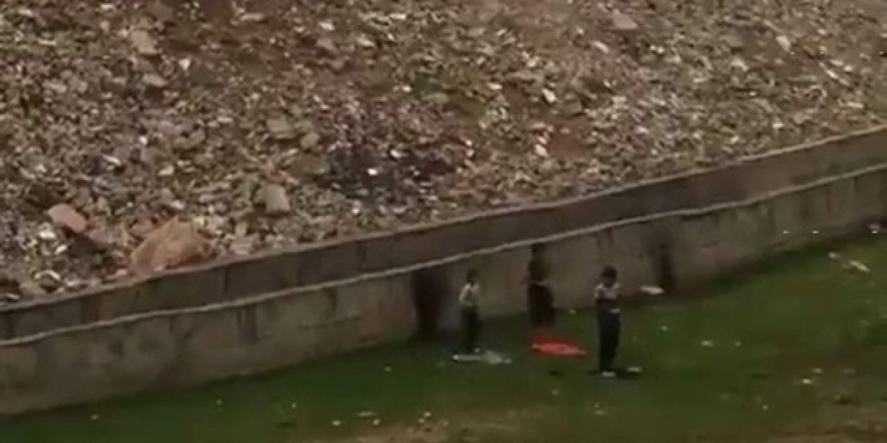 Küçük Çocuklar Seccadelerini Boş Alana Serip Namaz Kıldılar