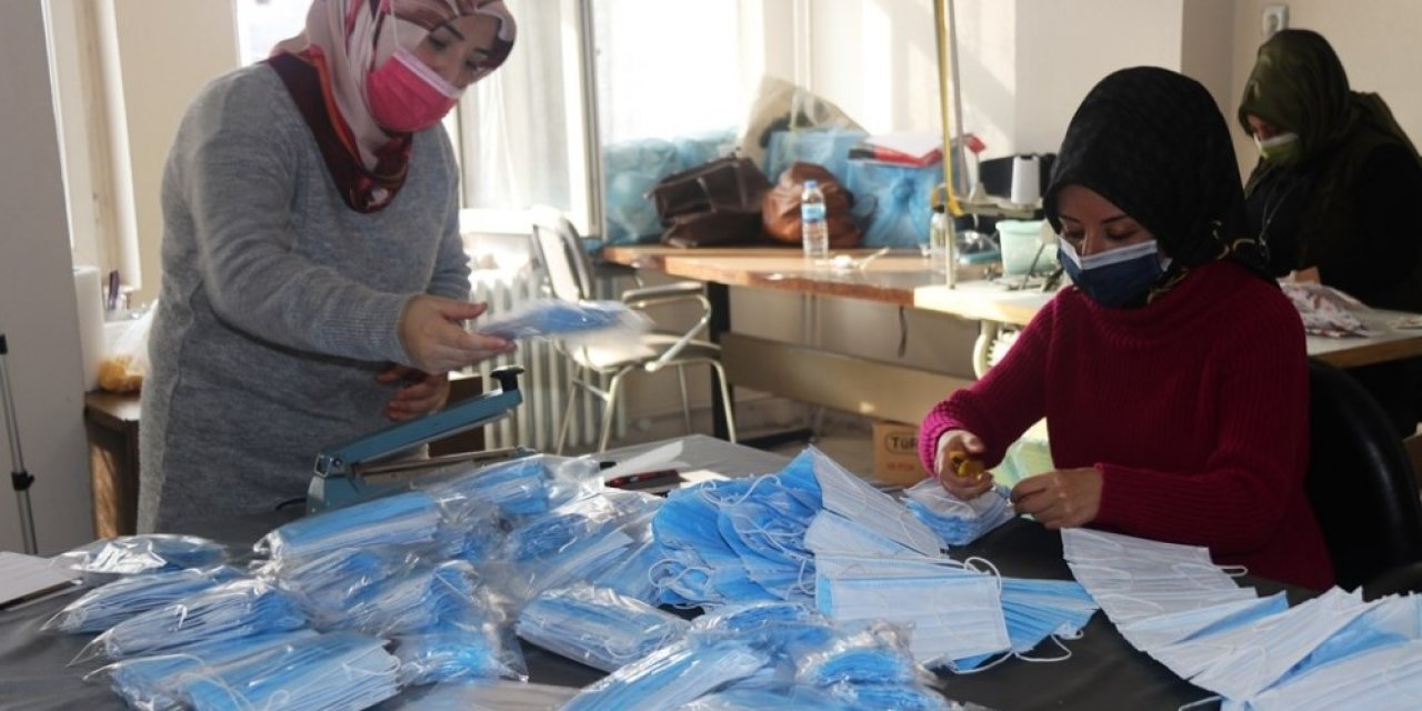 Gönüllü 15 Usta Öğretici Kadın Günlük 7 Bin Maske Üretiyor