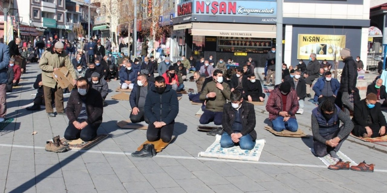 Ağrı’da Cemaat Cuma Namazını Camii Avlusunda Kıldı
