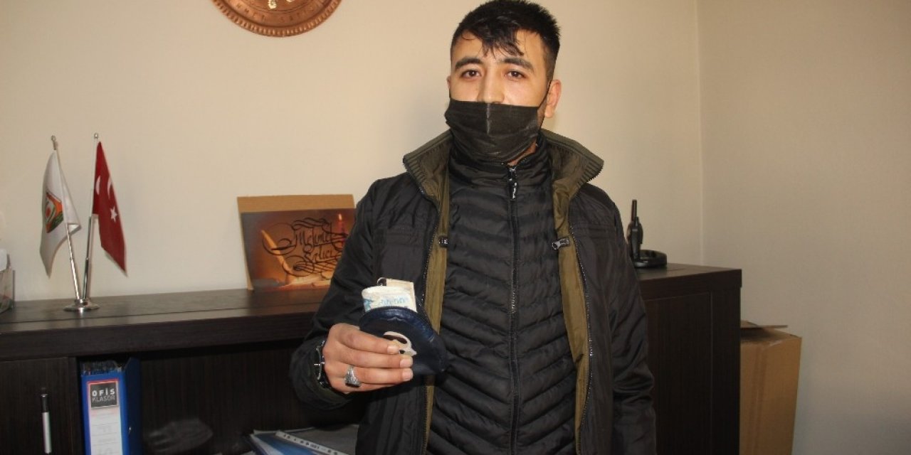 Otobüste Bulduğu Parayı Yetkililere Ulaştırdı