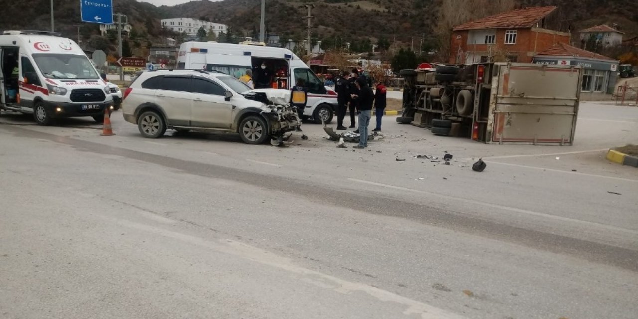 Cip İle Kamyonet Çarpıştı: 2 Yaralı