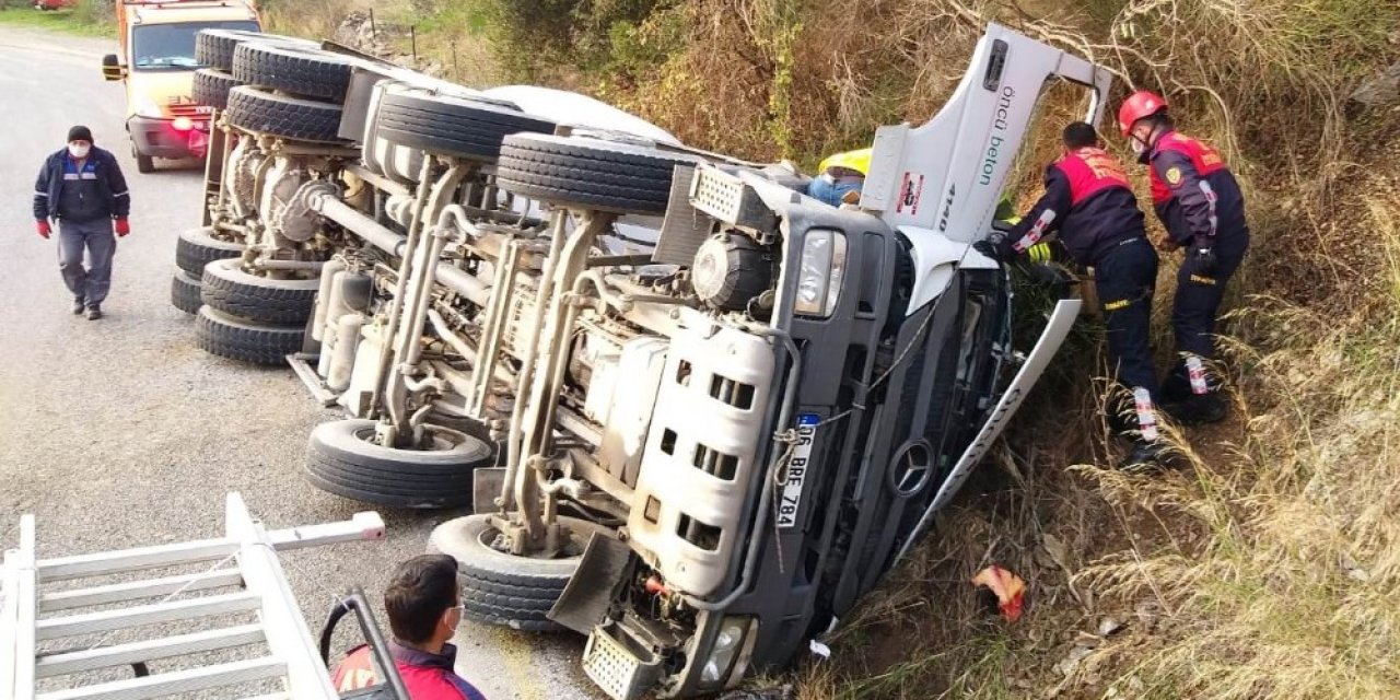 Beton Mikseri Devrildi, Sıkışan Sürücüyü İtfaiye Ekipleri Kurtardı
