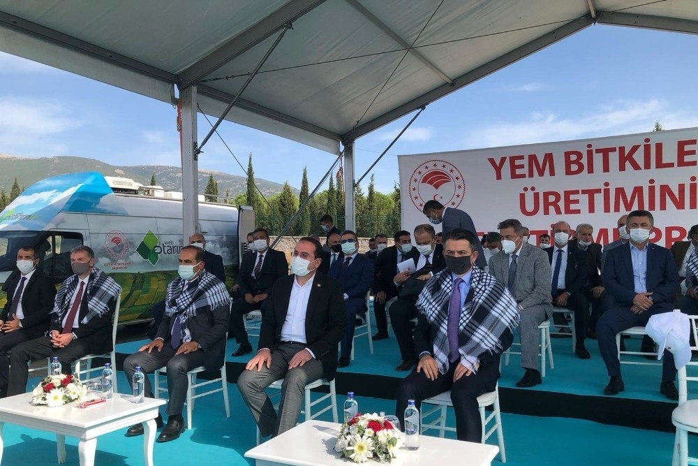 Bakan Pakdemirli Yem Bitkileri Tohum Dağıtım Programında İzmirlilere Hitap Etti
