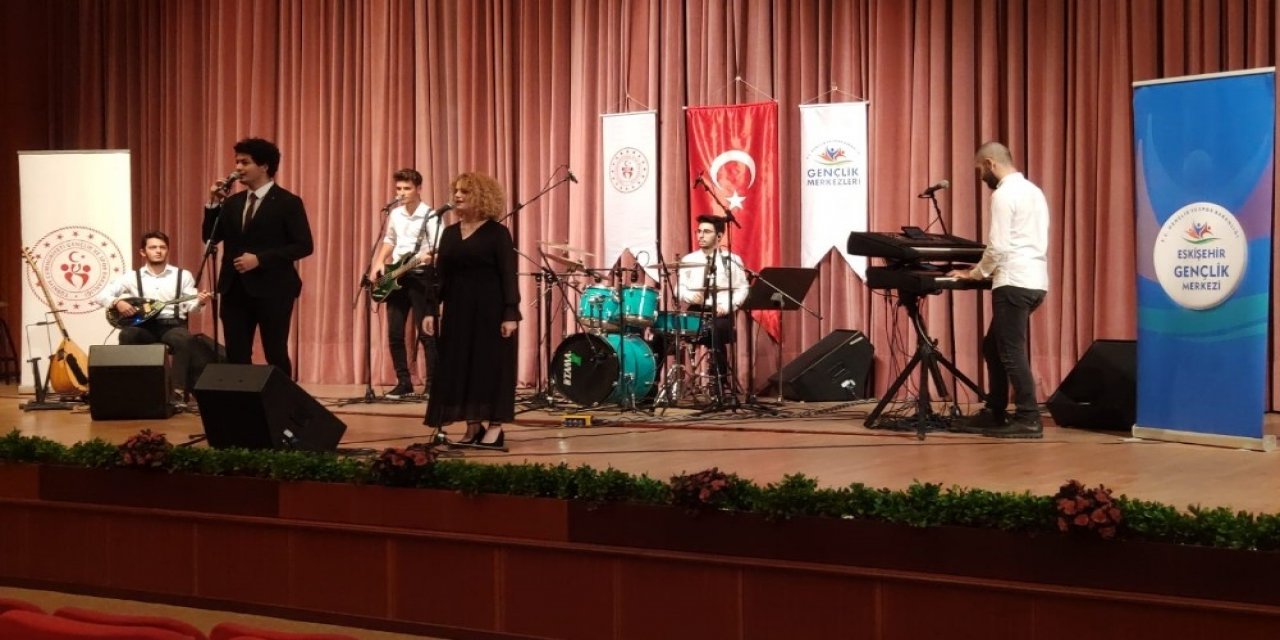Eskişehirli ’sosyal Mesafe’ Grubu Ses Yarışmasında Türkiye Birincisi Oldu