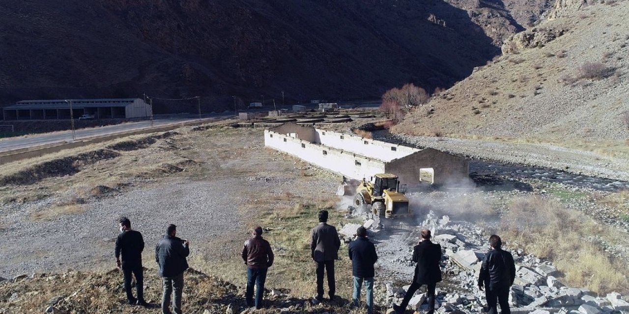 Çatak’ta Metruk Binalar Bir Bir Yıktırılıyor