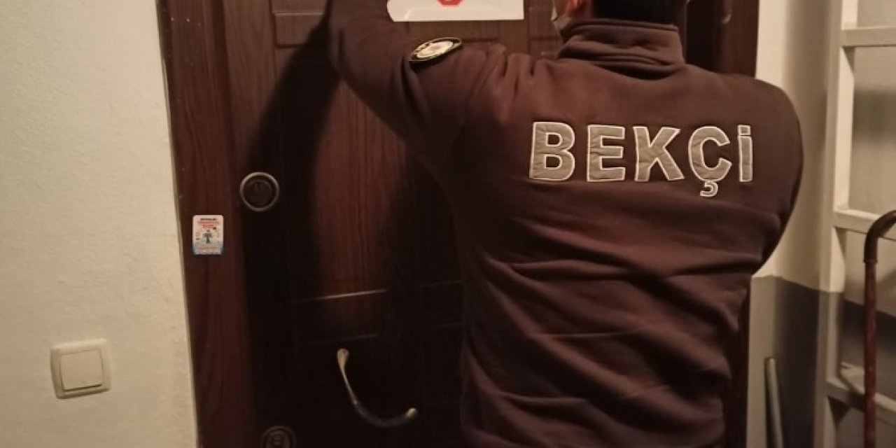 Ayvalık’ta Karantina Altına Alınan Evlerin Kapılarına Uyarı Yazısı
