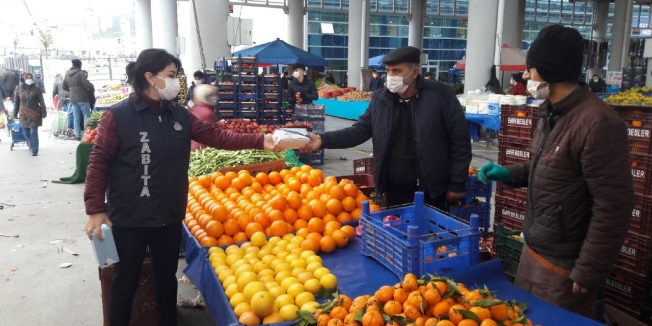 Gebze’de Pazarcılara Koruyucu Maske