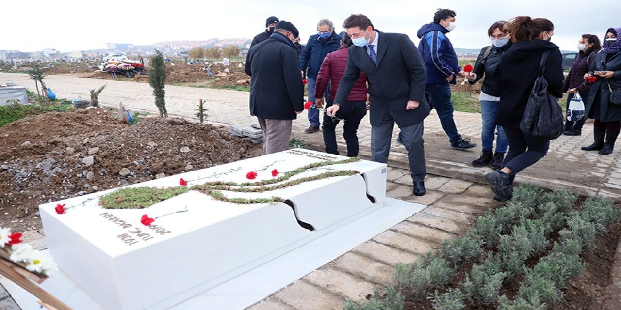 Usta Yönetmen Mezarı Başında Anıldı