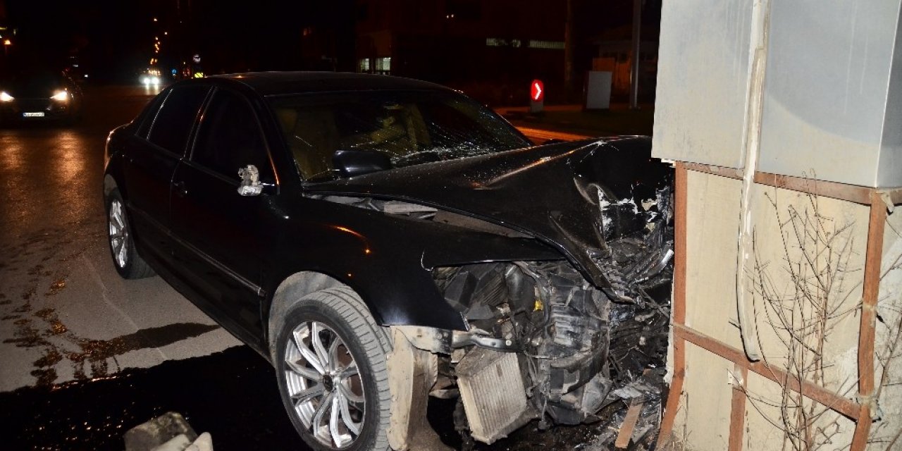 Lüks Otomobil İle Betona Çarptı: 1 Yaralı
