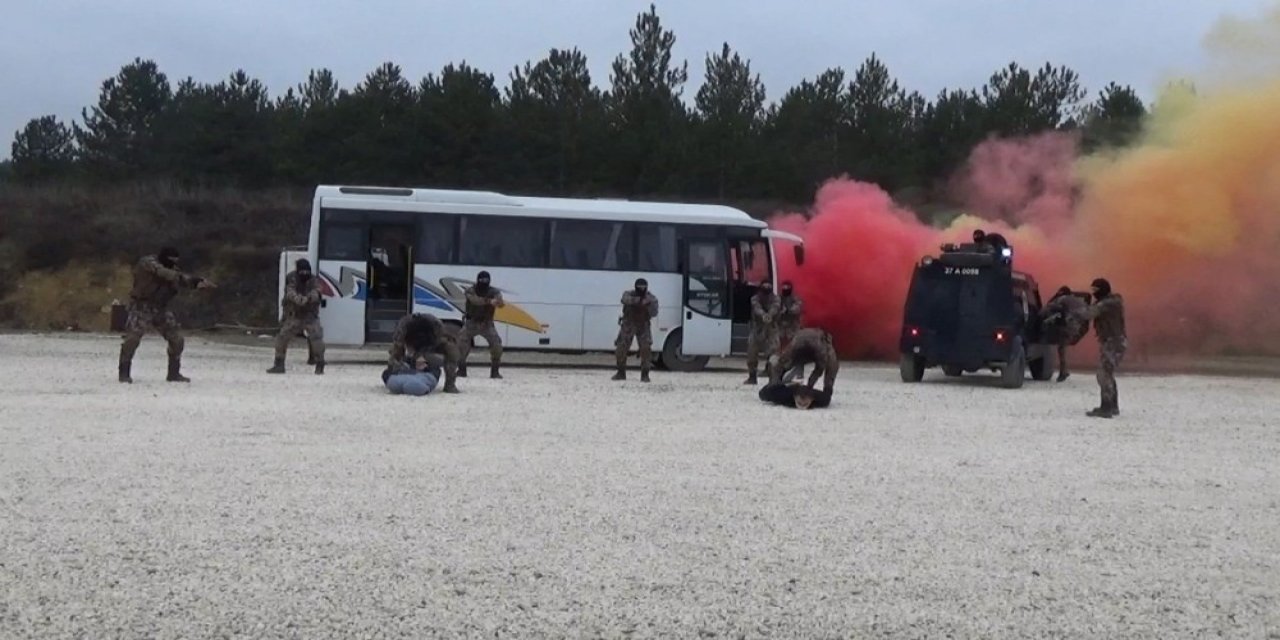 Özel Harekat Polislerinden Kurtarma Tatbikatı