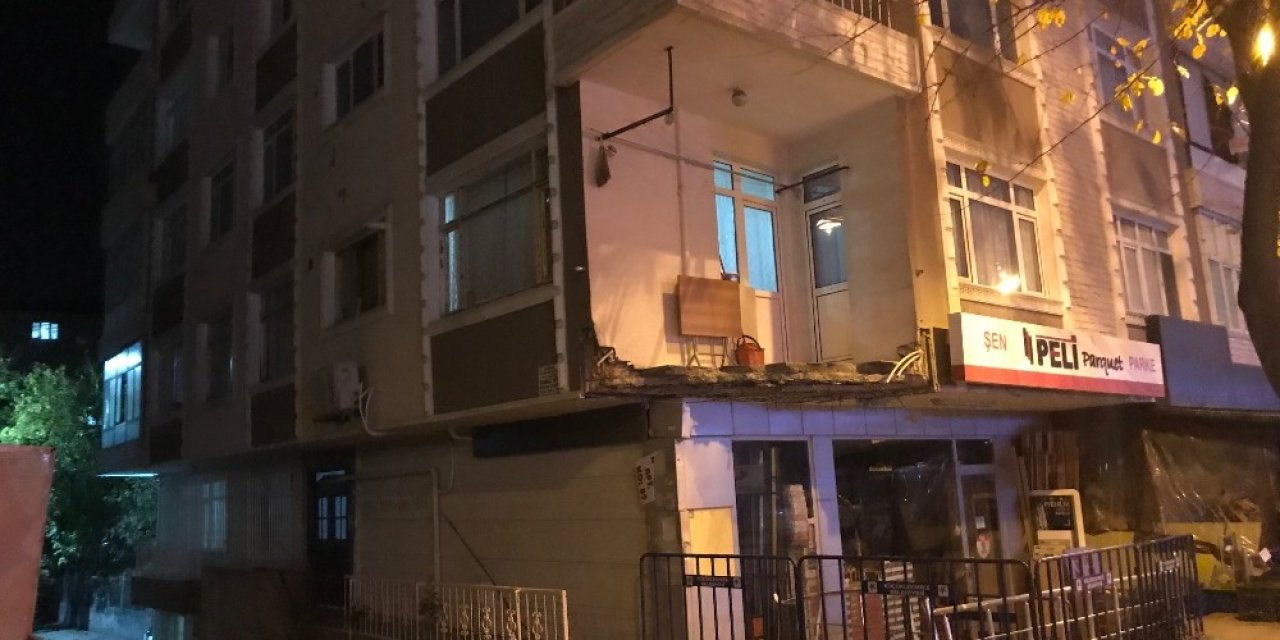 Küçükçekmece’de Bir Evin Balkonu Bir Anda Çöktü
