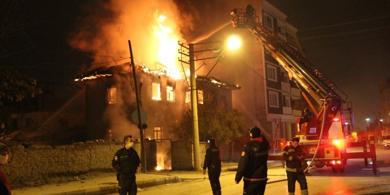 2 Katlı Evi Saran Alevler, Geceyi Aydınlattı