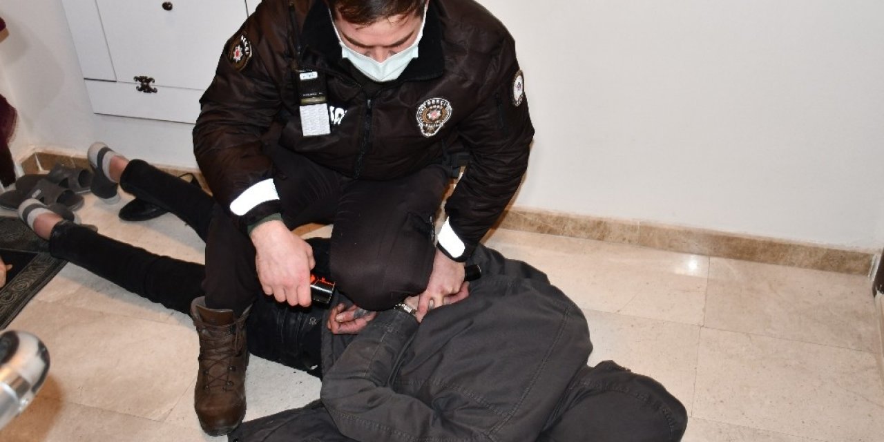 Polislerin üzerine araç sürüp polis aracına çarptı..! Kameraman, seni yakalatacağım, yakalatmazsam..