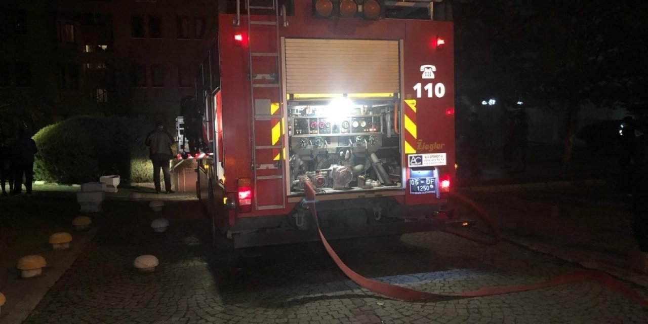 Ankara’da Kapalı Otoparkta Yanan Otomobil Paniğe Sebep Oldu