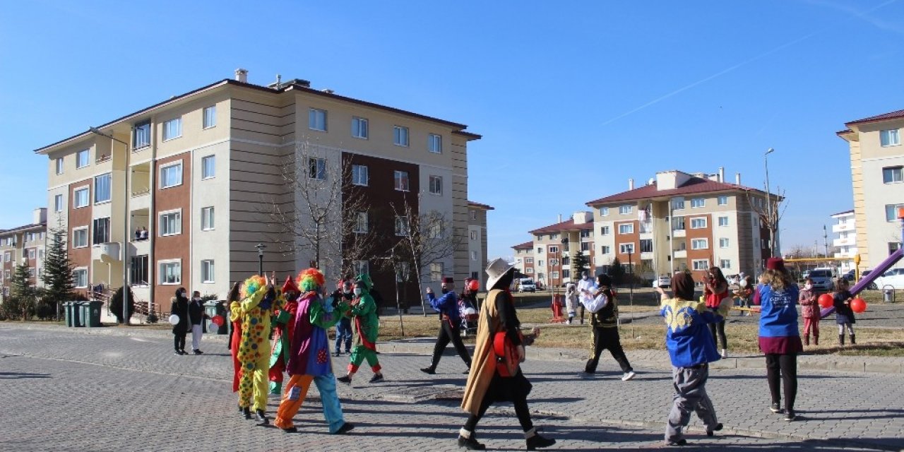 Sokağa Çıkma Kısıtlaması Bulunan Çocuklar İçin Eğlence Programı Düzenlendi