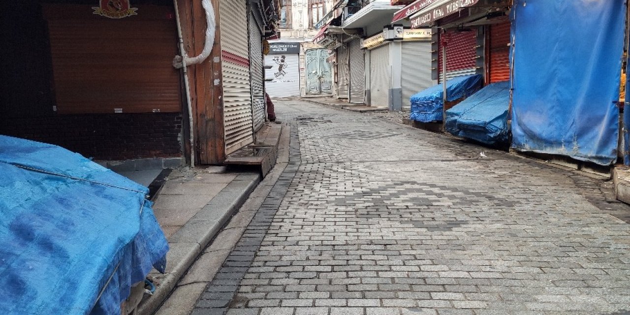 Kısıtlamayla Eminönü Meydanı Boş Kaldı