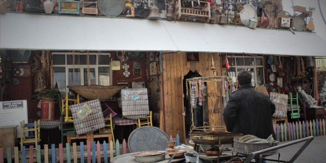 Gözü Gibi Baktığı Antikaları Hurdacıya Sattı