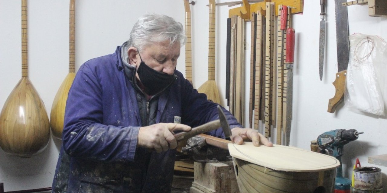 7 Metrekare Dükkanda 40 Yıldır Bağlama Yapıyor