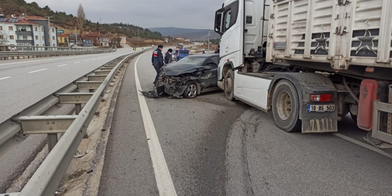 Çekici İle Otomobil Çarpıştı; 2 Yaralı