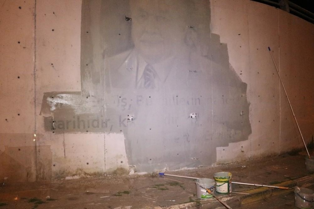 Devlet büyüklerine ait duvar resimleri, izinsiz olduğu gerekçesiyle kaldırıldı.
