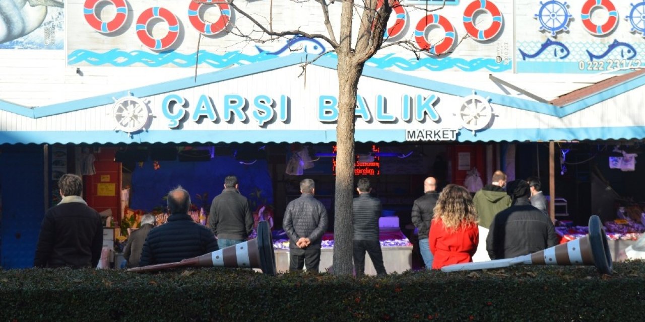 Kısıtlamanın İlk Gününde Balık Tezgâhlarında Kuyruk Oluştu