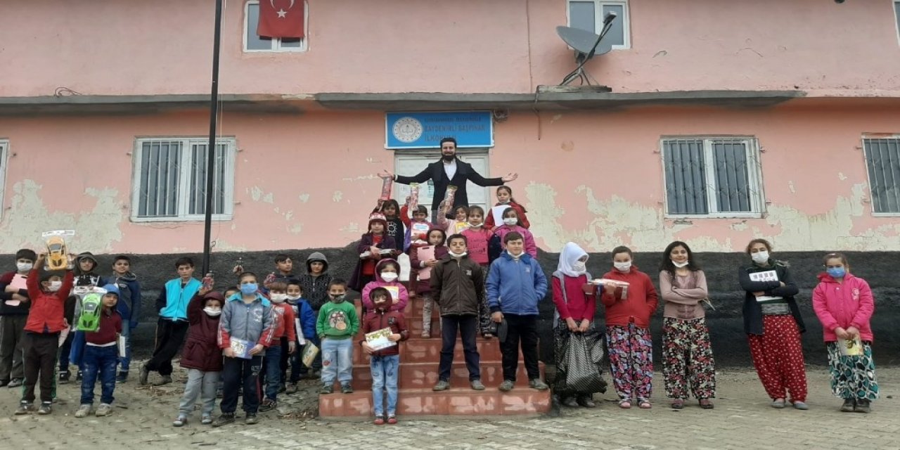 Çocuklara Kırtasiye, Giysi Ve Forma Hediye Ettiler