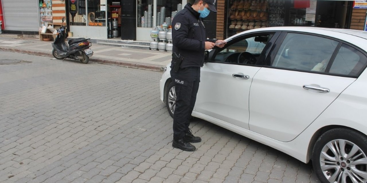 Manyas’ta Cadde Ve Meydanlar Boşaldı
