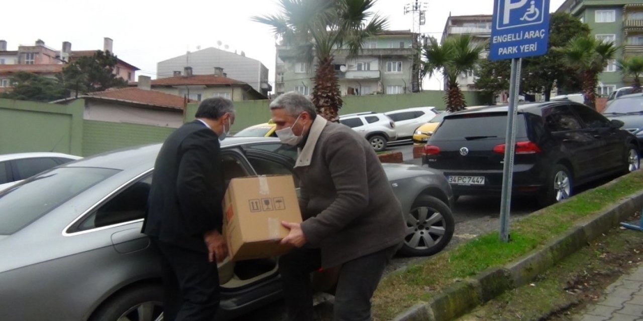 İhtiyaç Sahipleri İçin Kızılay’a 25 Koli Gıda Yardımı Yaptı