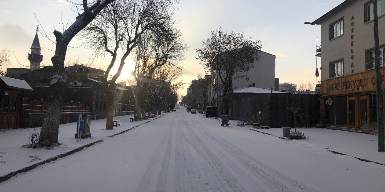 Kars’ta Beyaza Bürünen Sokaklarda Covid-19 Sessizliği