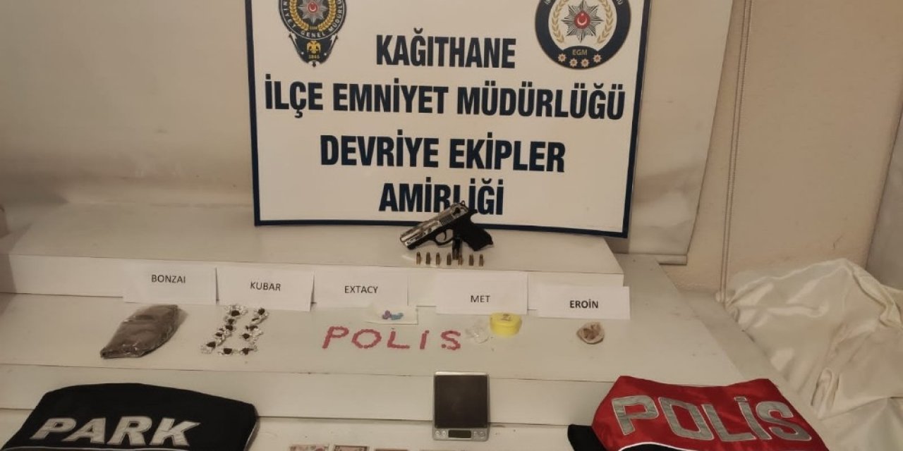 İstanbul’da Kavga İhbarına Giden Polisin Bastığı Evden Uyuşturucu Fışkırdı