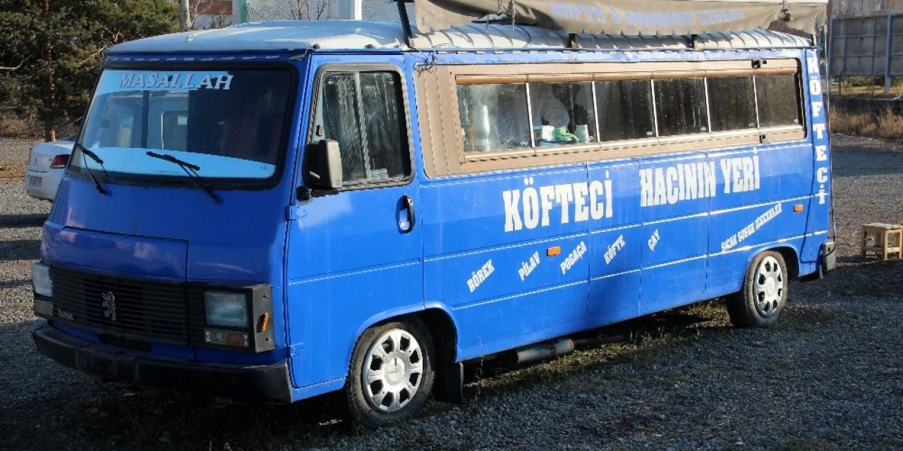 Kamyonunu Sattı, Karavan Minibüs Alıp Köfteciye Çevirdi