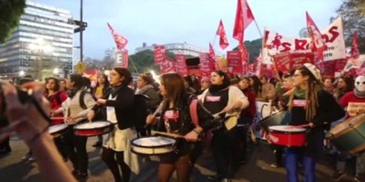 Arjantin'de 14 yaşındaki kızın ölümünün ardından Protesto eden göstericiler Valilik binasını Ateşe verdi