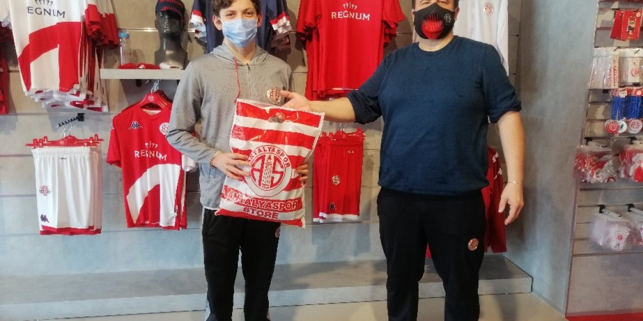 Antalyaspor Kulübü Derneği’nden Yüzücülere Hediye