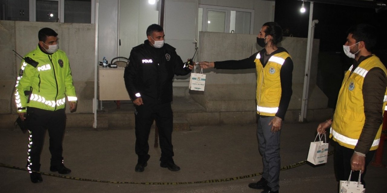 Şanlıurfa’da Görevi Başındaki Polislere Tatlı İkramı