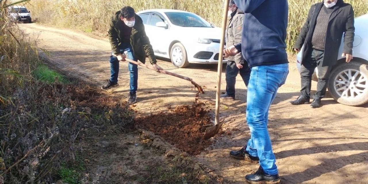 Bozuk Yolu Kazma Ve Kürekle Düzeltmeye Çalıştılar
