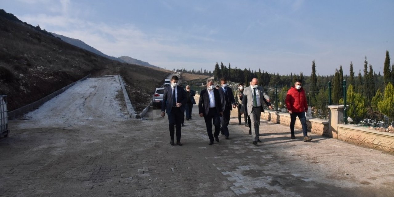 Akhisar Mezarlığının Yeni Gömü Alanlarına Yollar Yapıldı