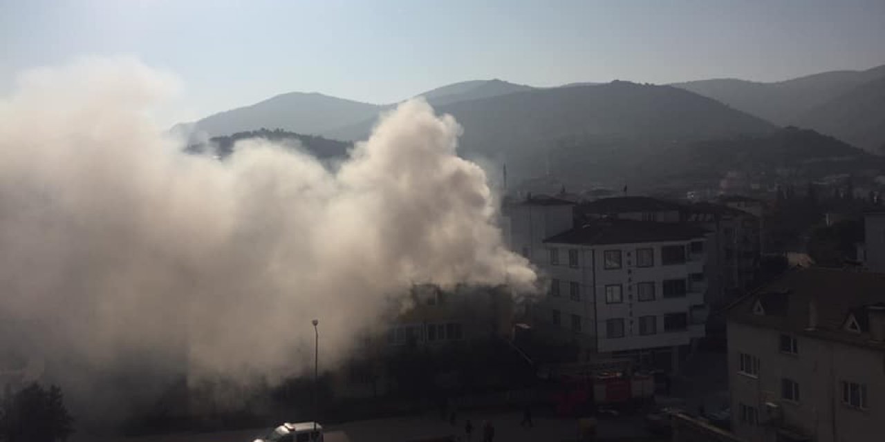 Odadan Çıkan Dumanı Fark Eden Anne, Çocuğunu Kucağına Alarak Dışarıya Çıktı