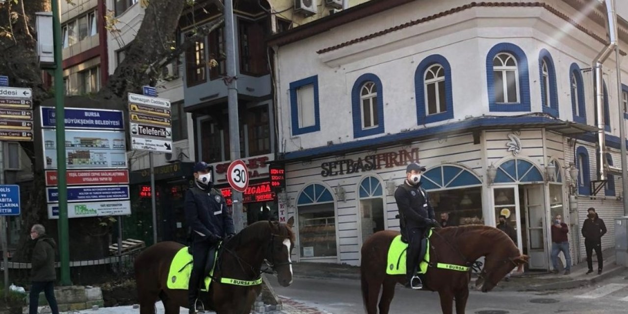 Atlı Polisler Kısıtlamaya Uymayanların Peşinde