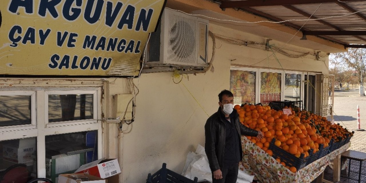 Kapatılan Kahvehane Ve Çay Ocağı İşletmecilerinden Manav Hizmeti