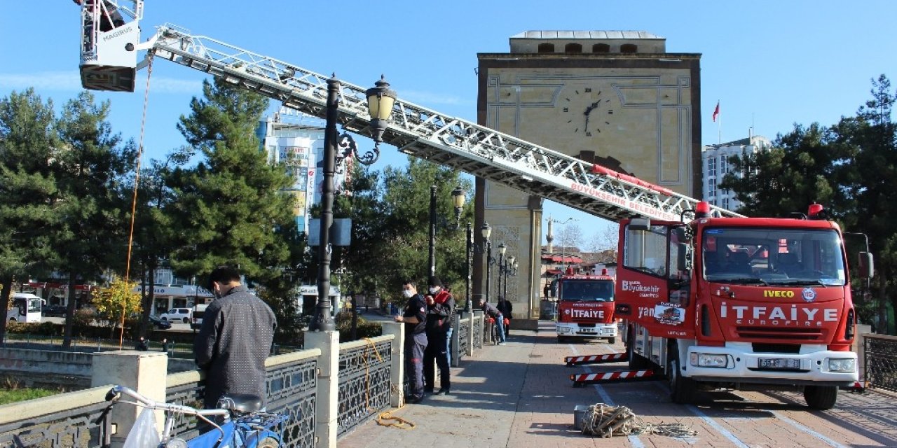 İtfaiyeden Köprü Üzerinde Tatbikat